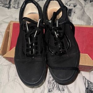Woman’s 8.5 vans all black